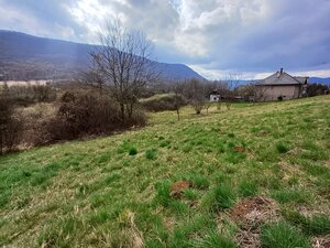 Slnečný pozemok v obci Jovice. — foto 1