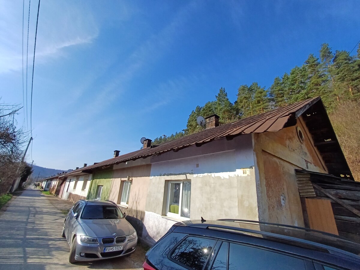 1 izbový Banícky dom na Rožňavskej Bani. — foto 6