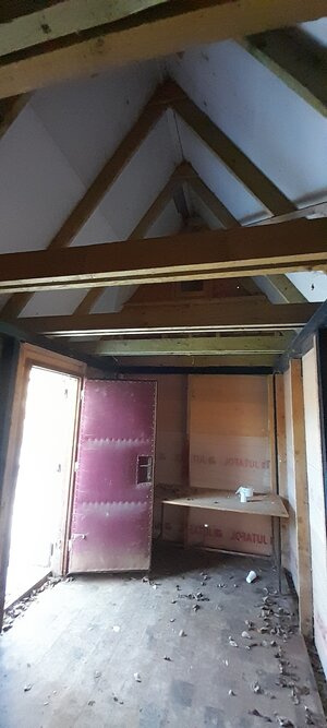 Záhradná chatka pri obci Krásnohorská Dlhá Lúka. — foto 4