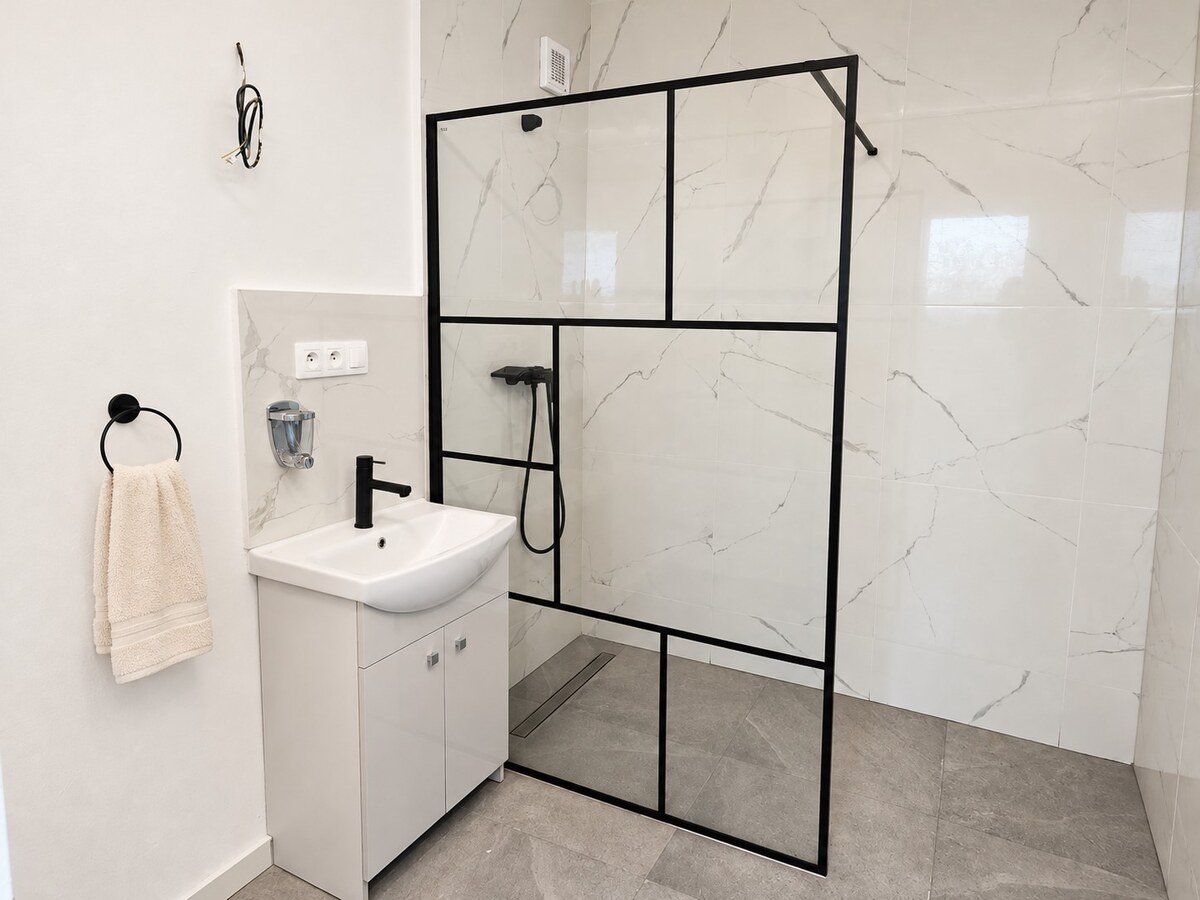 Na predaj  rodinný dom vo Veľkých Kosihách, bývanie+investícia. — foto 14
