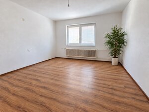 Na predaj  rodinný dom vo Veľkých Kosihách, bývanie+investícia. — foto 4
