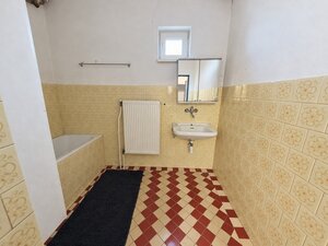 Na predaj  rodinný dom vo Veľkých Kosihách, bývanie+investícia. — foto 7