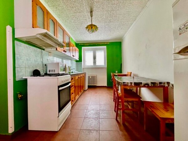Tehlový 2-izbový byt s 2 pivnicami, Komárno