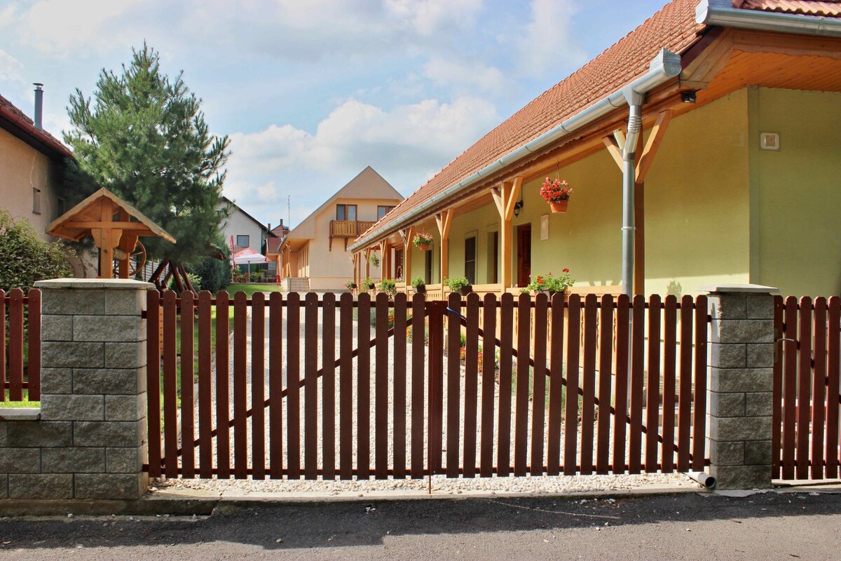 Na predaj zabehnutý penzión  s rodinným bývaním, Podhájska — foto 4