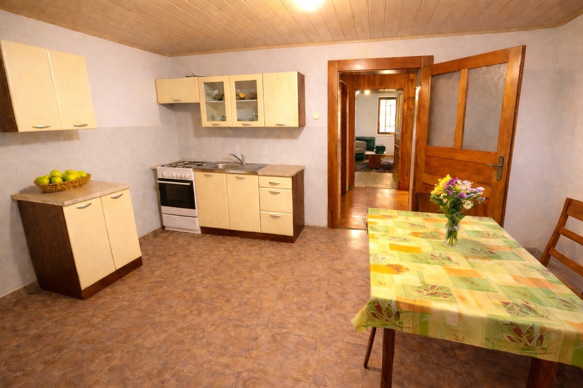 Na predaj zabehnutý penzión  s rodinným bývaním, Podhájska — foto 9