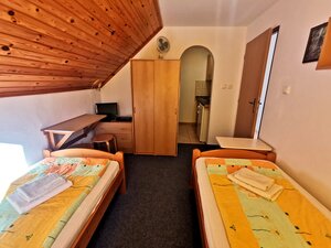 Na predaj zabehnutý penzión  s rodinným bývaním, Podhájska — foto 14