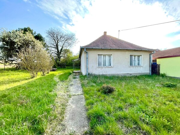 Rodinný dom s veľkým pozemkom /3094m2/, Dulovce