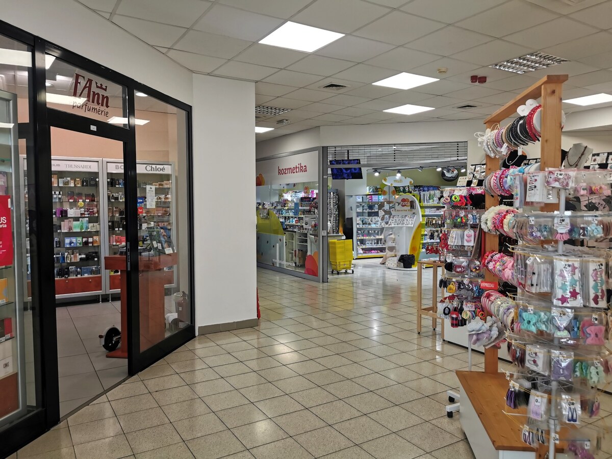 Na prenajom obchodný priestor  na prízemí v  Shop.Centre Komárno
