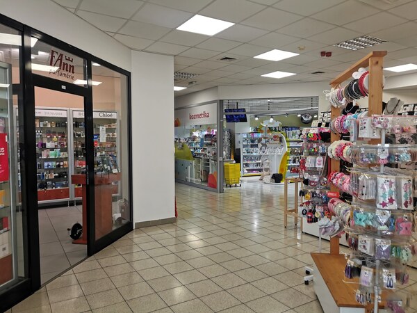 Na prenajom obchodný priestor  na prízemí v  Shop.Centre Komárno