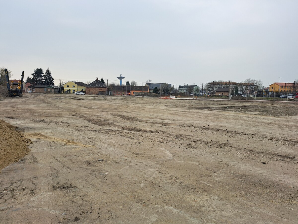PRENÁJOM, pozemok 25 000 m2 na komerčné účely, blízko centra Malaciek — foto 3