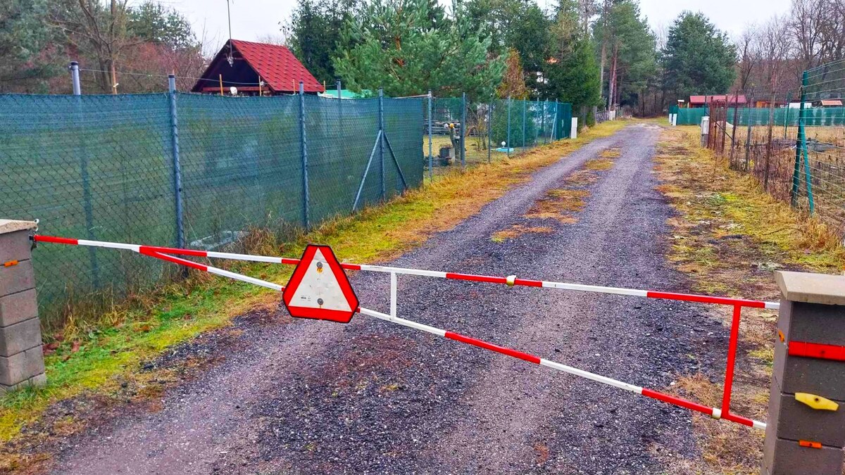 PREDAJ, krásny rovinatý stavebný pozemok 997 m2, priamo v lese, Tomky — foto 3