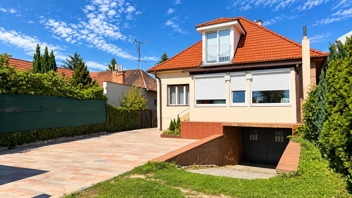 BERNOLÁKOVO - Hlavná ulica - UP cca 210 m² a pozemkom 957 m², garáž
