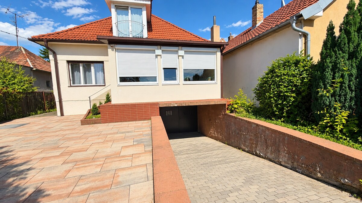 BERNOLÁKOVO - Hlavná ulica - UP cca 210 m² a pozemkom 957 m², garáž — foto 2