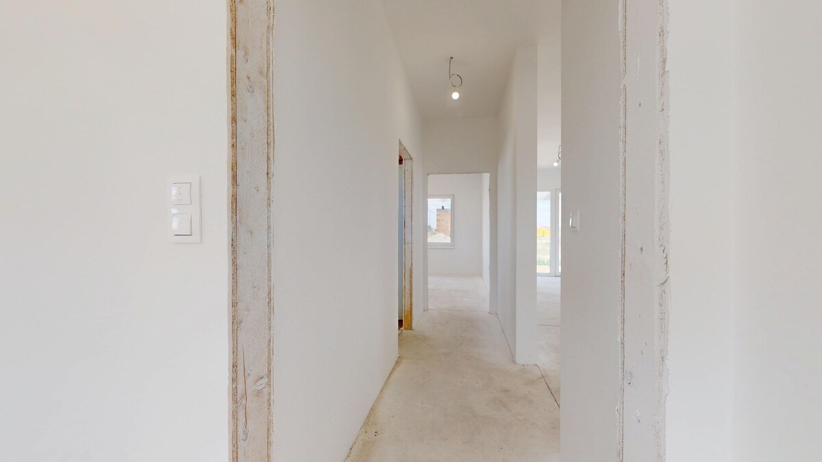 NOVY SVET - SKOLAUDOVANÝ rodinný dom s terasou a parkovaním — foto 20