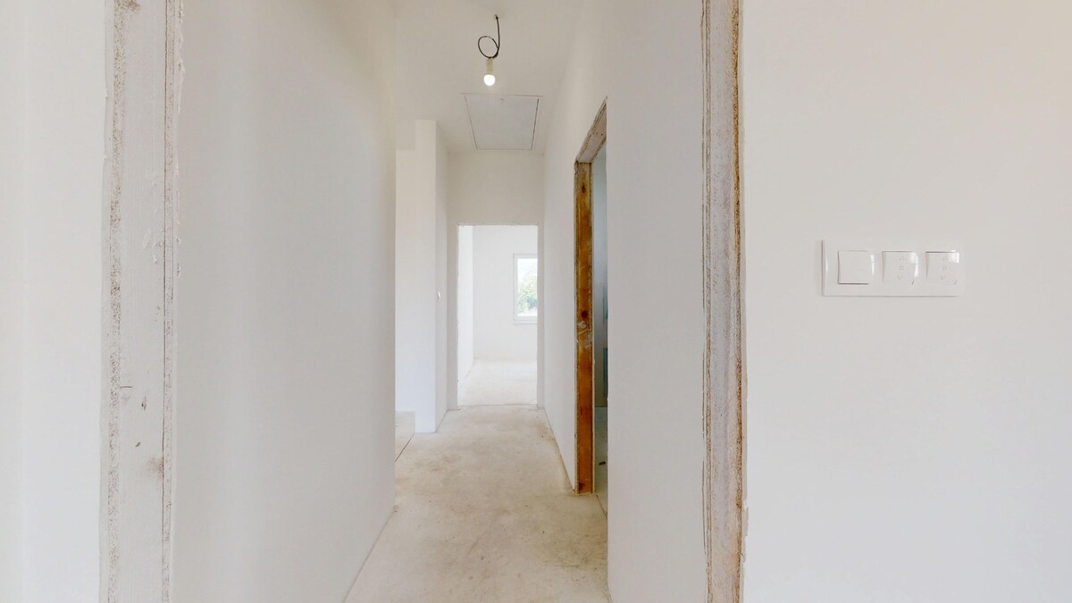 NOVY SVET - SKOLAUDOVANÝ rodinný dom s terasou a parkovaním — foto 26