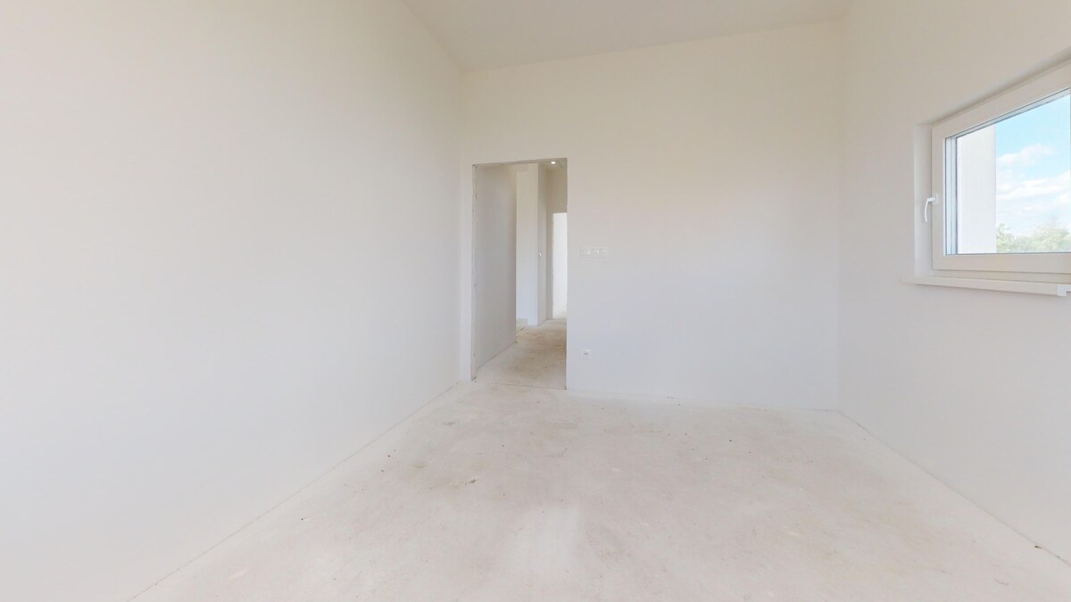 NOVY SVET - SKOLAUDOVANÝ rodinný dom s terasou a parkovaním — foto 33