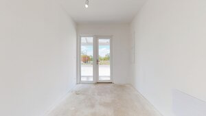 NOVY SVET - SKOLAUDOVANÝ rodinný dom s terasou a parkovaním — foto 31