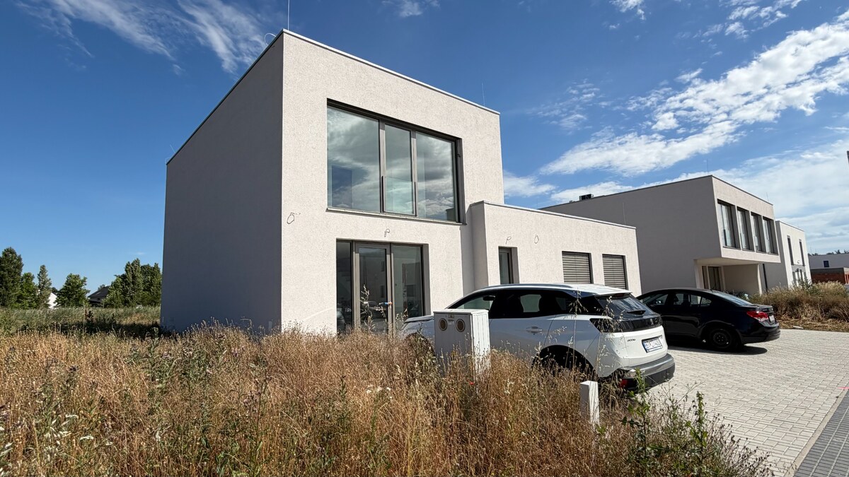 KRÁĽOVÁ PRI SENCI – SKOLAUDOVANÁ novostavba 4-izbového RD, záhrada 167