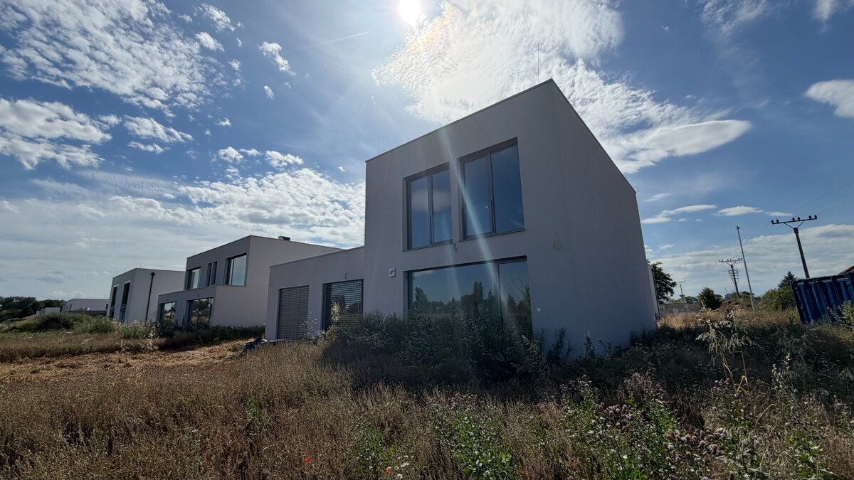 KRÁĽOVÁ PRI SENCI – SKOLAUDOVANÁ novostavba 4-izbového RD, záhrada 167 — foto 2