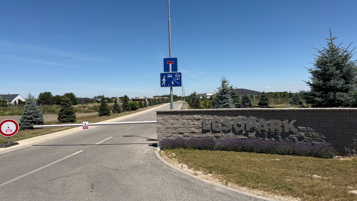 Stavebný pozemok na predaj – Kvetoslavov, 2 500 m² - súkromná ulica