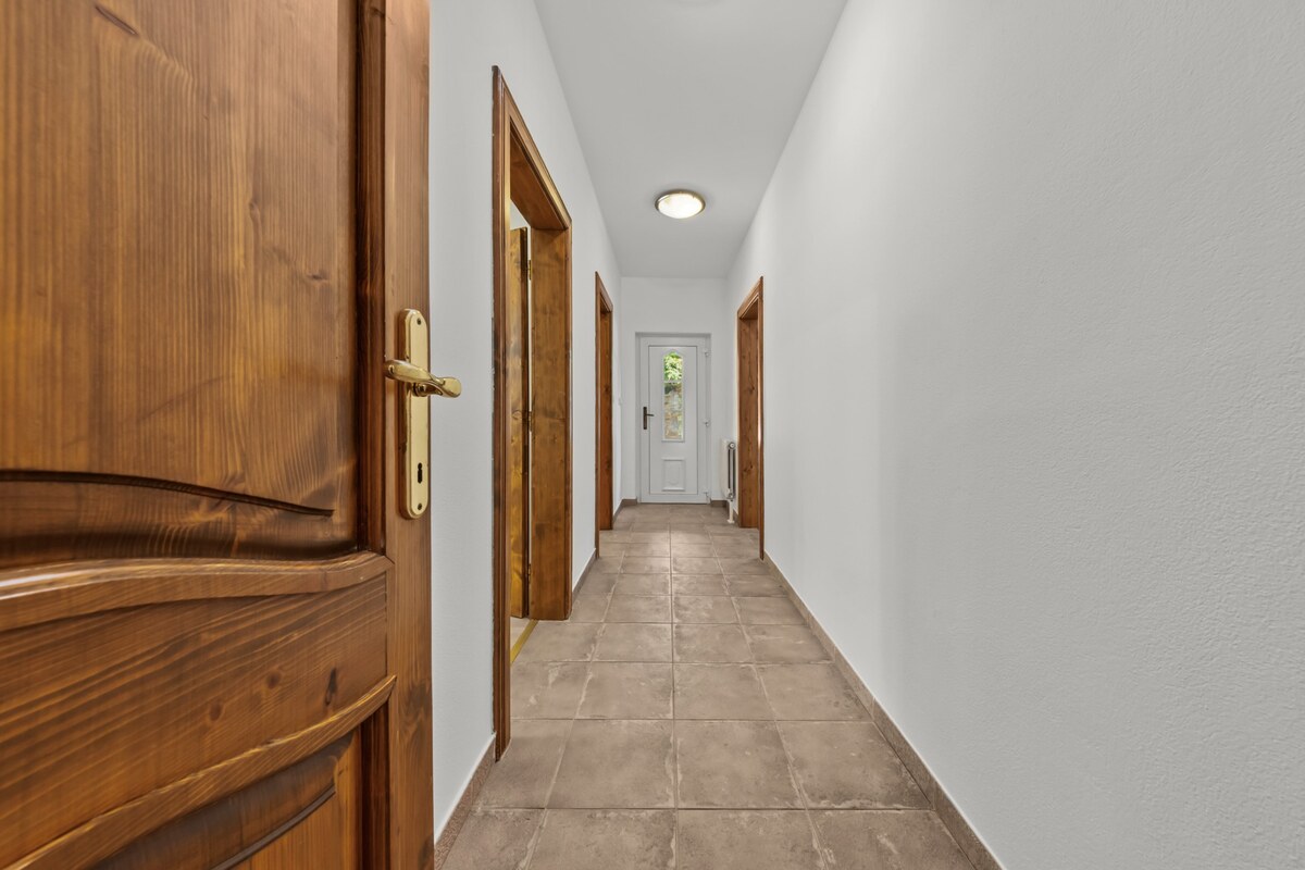 4-IZBOVÝ BYT S TERASOU V EXKLUZÍVNEJ VILE | KARLOVA VES — foto 12
