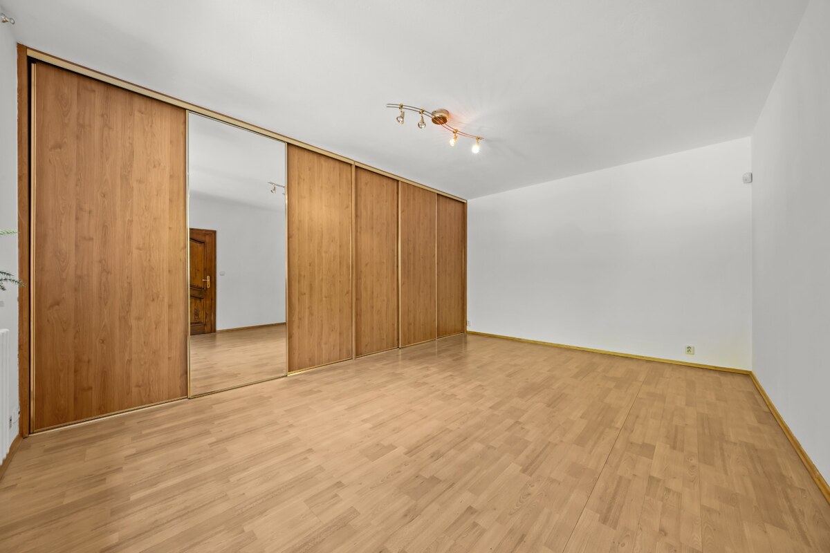 4-IZBOVÝ BYT S TERASOU V EXKLUZÍVNEJ VILE | KARLOVA VES — foto 13