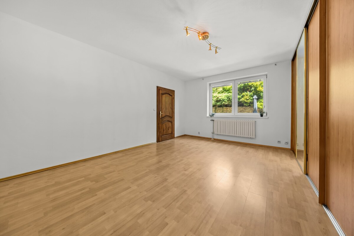 4-IZBOVÝ BYT S TERASOU V EXKLUZÍVNEJ VILE | KARLOVA VES — foto 14