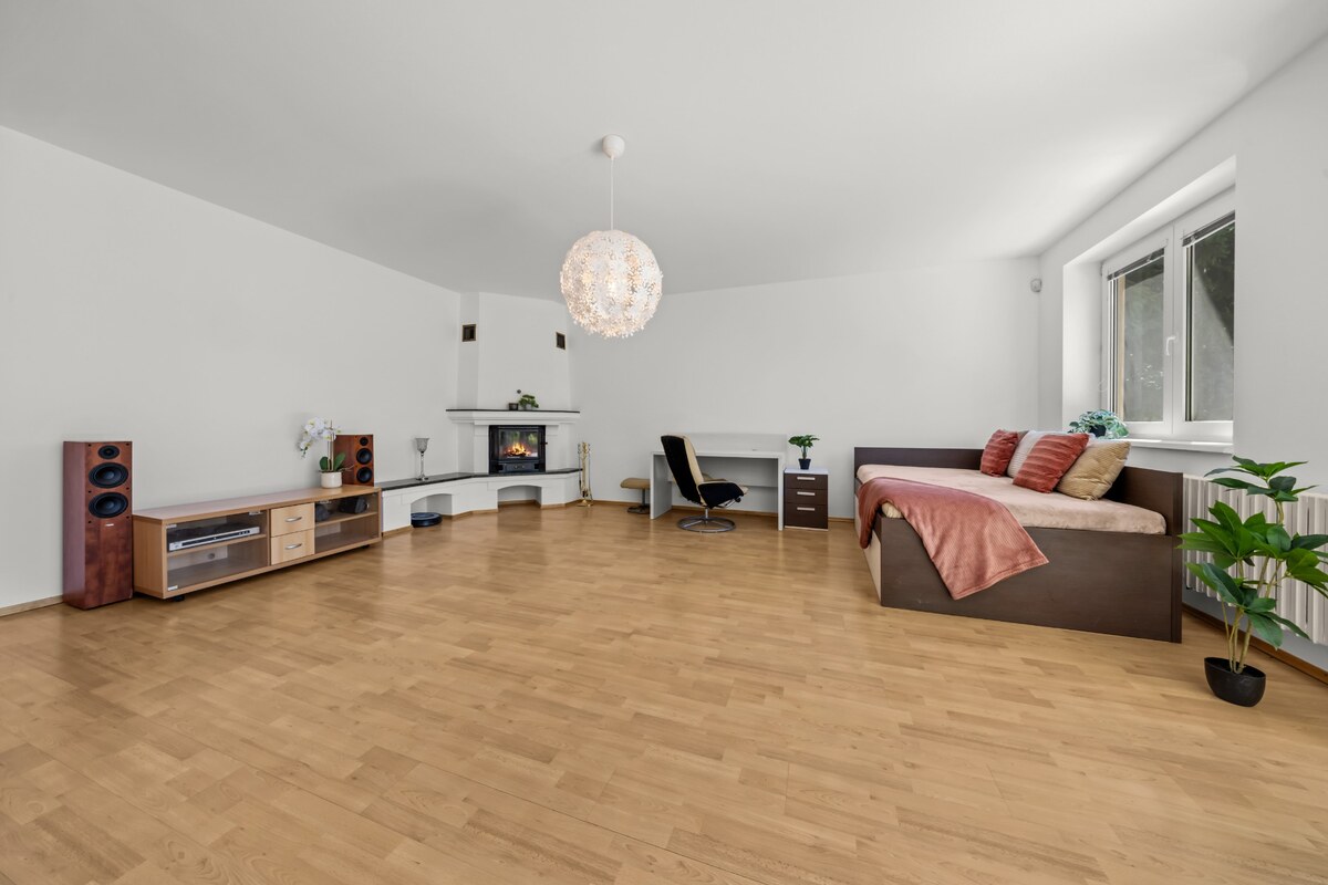 4-IZBOVÝ BYT S TERASOU V EXKLUZÍVNEJ VILE | KARLOVA VES — foto 5