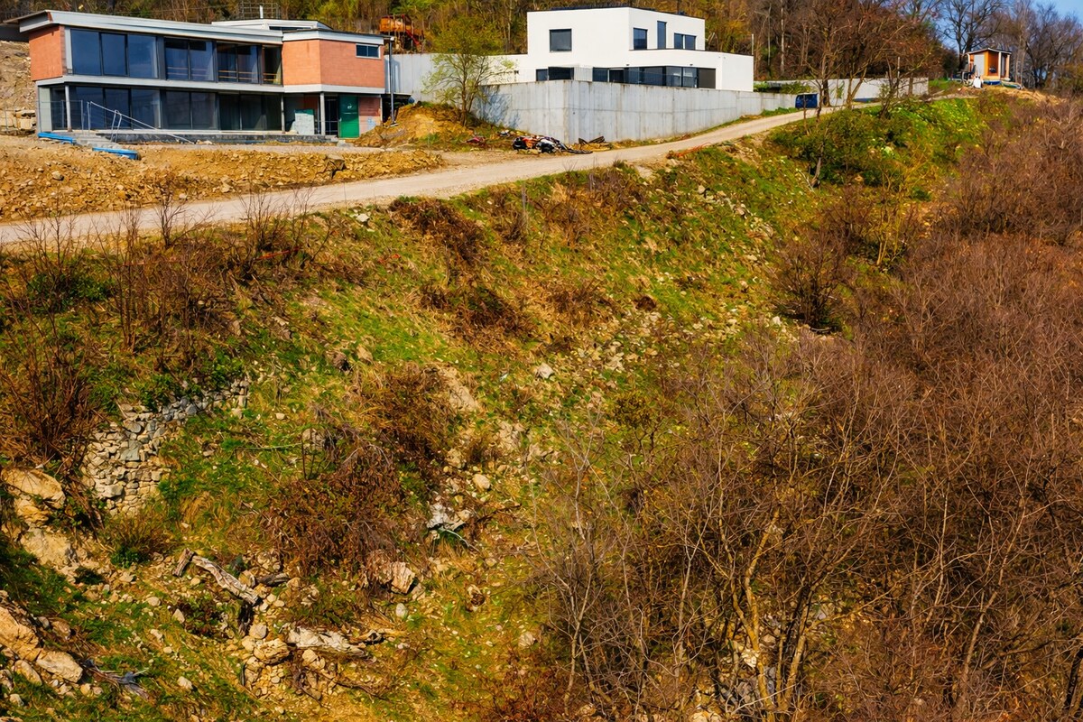 AHOJ BRIEŽKY | VÝNIMOČNÉ BÝVANIE NA ROZHRANÍ MESTA A PRÍRODY — foto 2