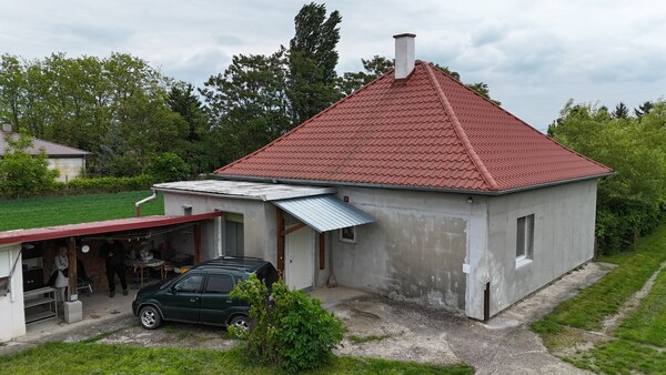 Veľký priestranný pozemok o rozlohe 7445 m2 s RD, Jelka
