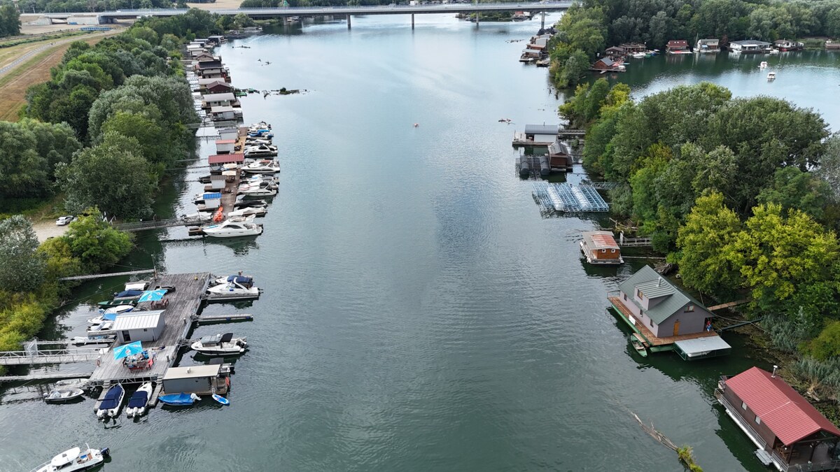 Výnimočný prenájom hausbótu na Jaroveckom ramene – bývanie na vode — foto 26