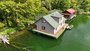 Výnimočný prenájom hausbótu na Jaroveckom ramene – bývanie na vode — foto 1