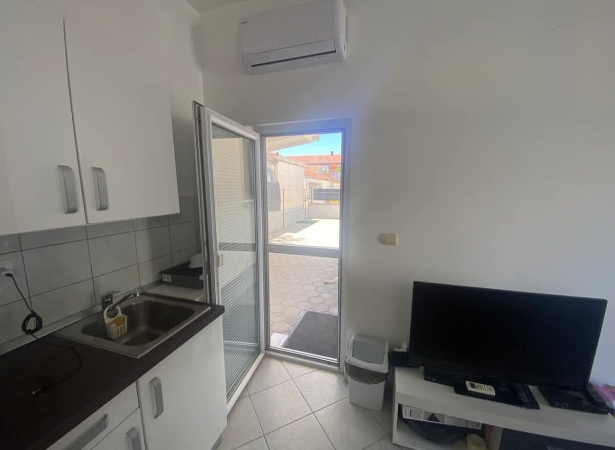 HR/Ostrov VIR- Predaj 2 zariadených apartmánov za cenu 1 - 95m2 — foto 14