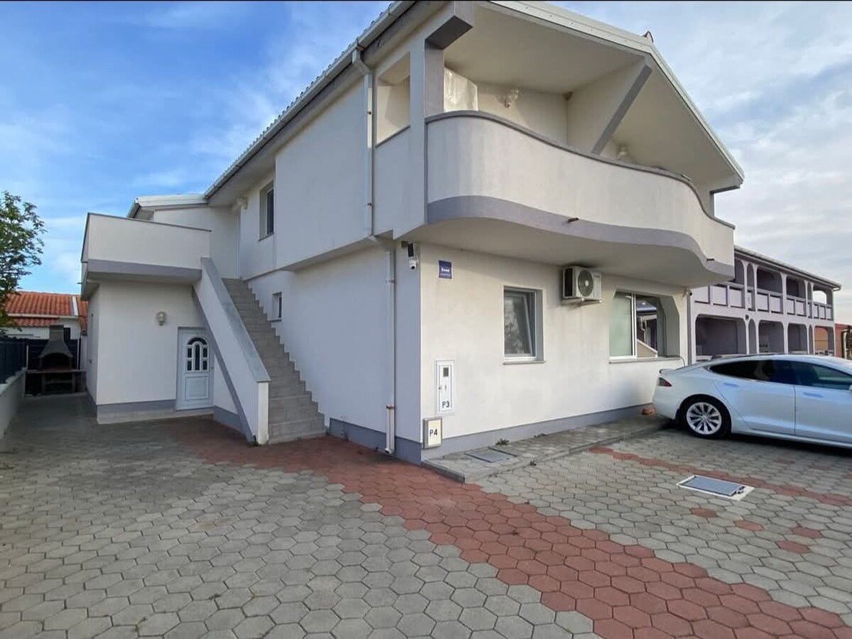 HR/Ostrov VIR- Predaj 2 zariadených apartmánov za cenu 1 - 95m2 — foto 3