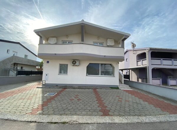 HR/Ostrov VIR- Predaj 2 zariadených apartmánov za cenu 1 - 95m2