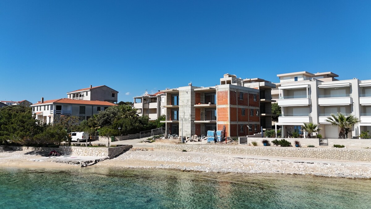 HR/PAG/MANDRE- Predaj luxusných apartmánov s terasami priamo na pláži