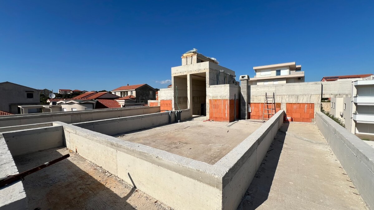 HR/PAG/MANDRE- Predaj luxusných apartmánov s terasami priamo na pláži — foto 17