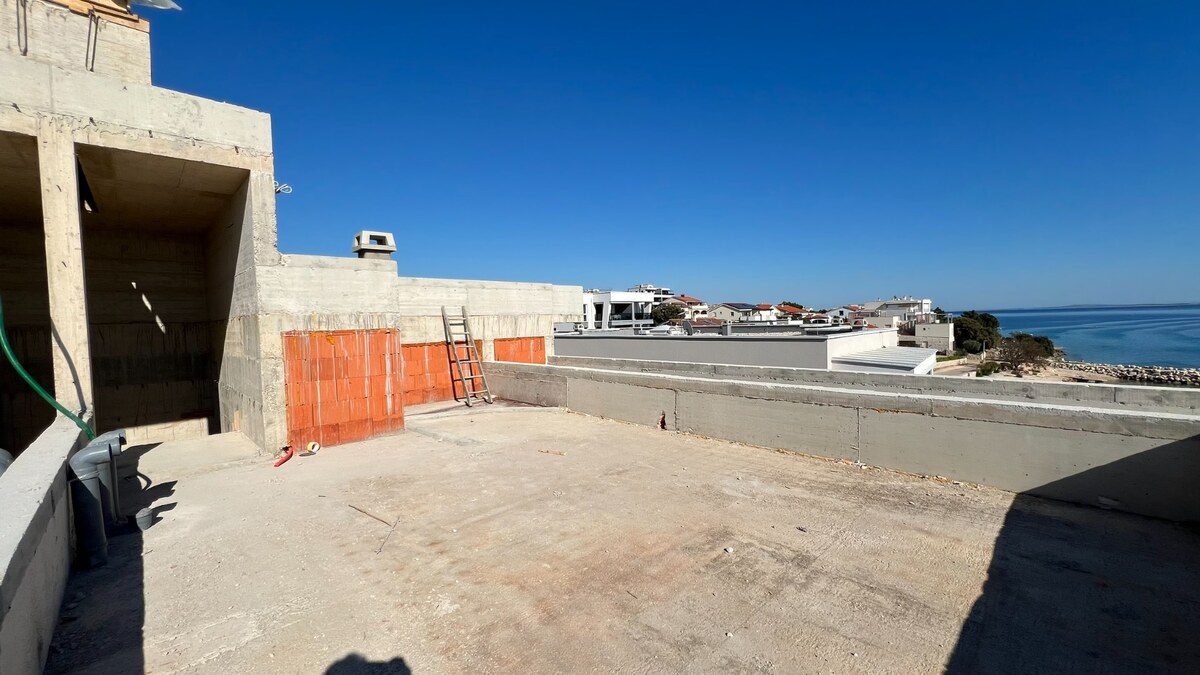 HR/PAG/MANDRE- Predaj luxusných apartmánov s terasami priamo na pláži — foto 18