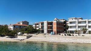 HR/PAG/MANDRE- Predaj luxusných apartmánov s terasami priamo na pláži — foto 1