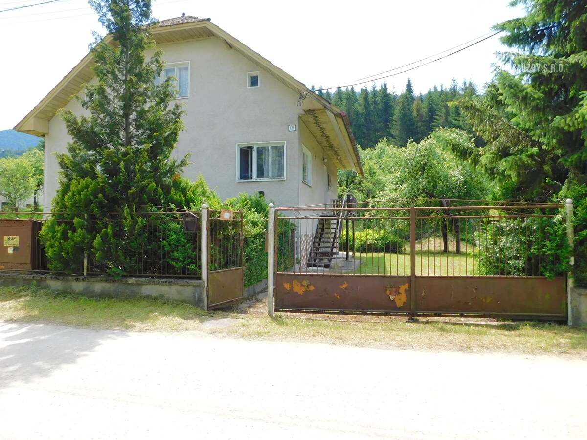 Rodinný dom s veľkým pozemkom vhodný na investíciu v Terchovej — foto 2
