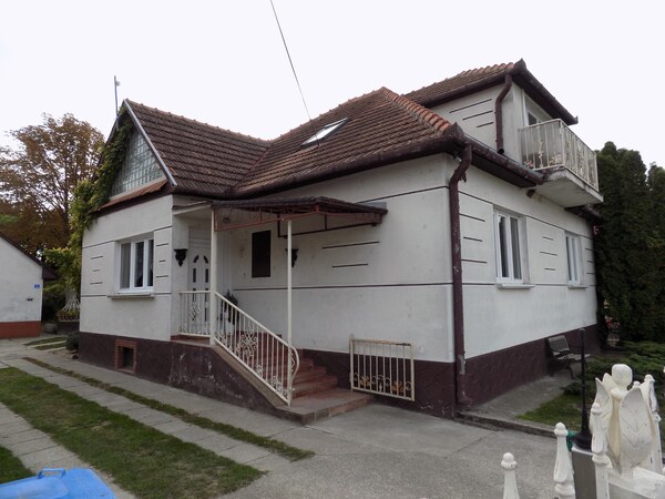 Tehlový dom s obytným podkrovím -Zemianská Olča s jazierkom.