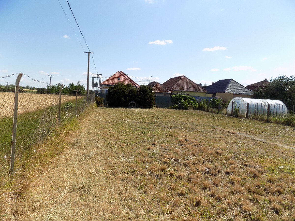 Na predaj pozemok v Tvrdošovciach 412 m2  .