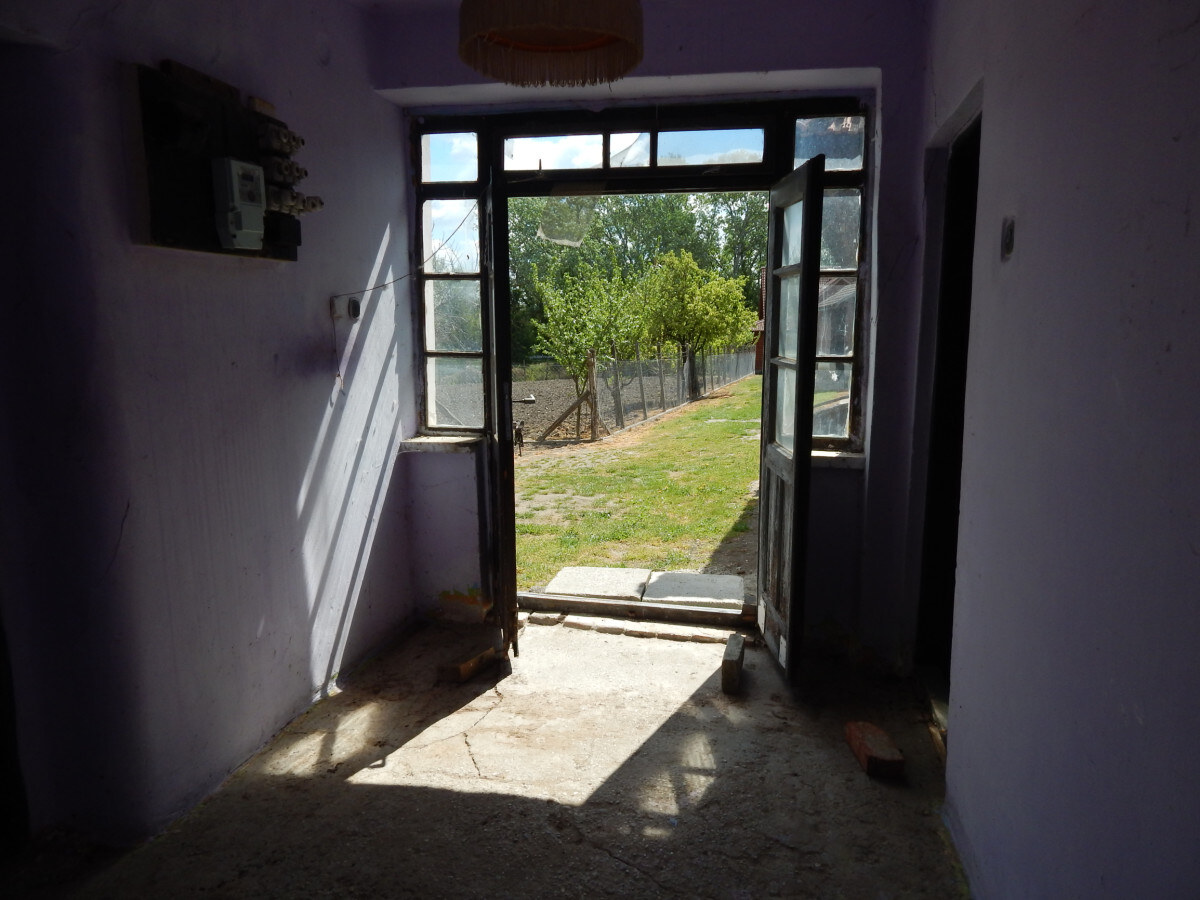 Na predaj vidiecka usadlosť so starším domom, hospodárskymi budovami a pozemkom 2104 m2  v obci  Martovce. — foto 5