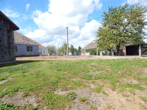 Na predaj vidiecka usadlosť so starším domom, hospodárskymi budovami a pozemkom 2104 m2  v obci  Martovce. — foto 3