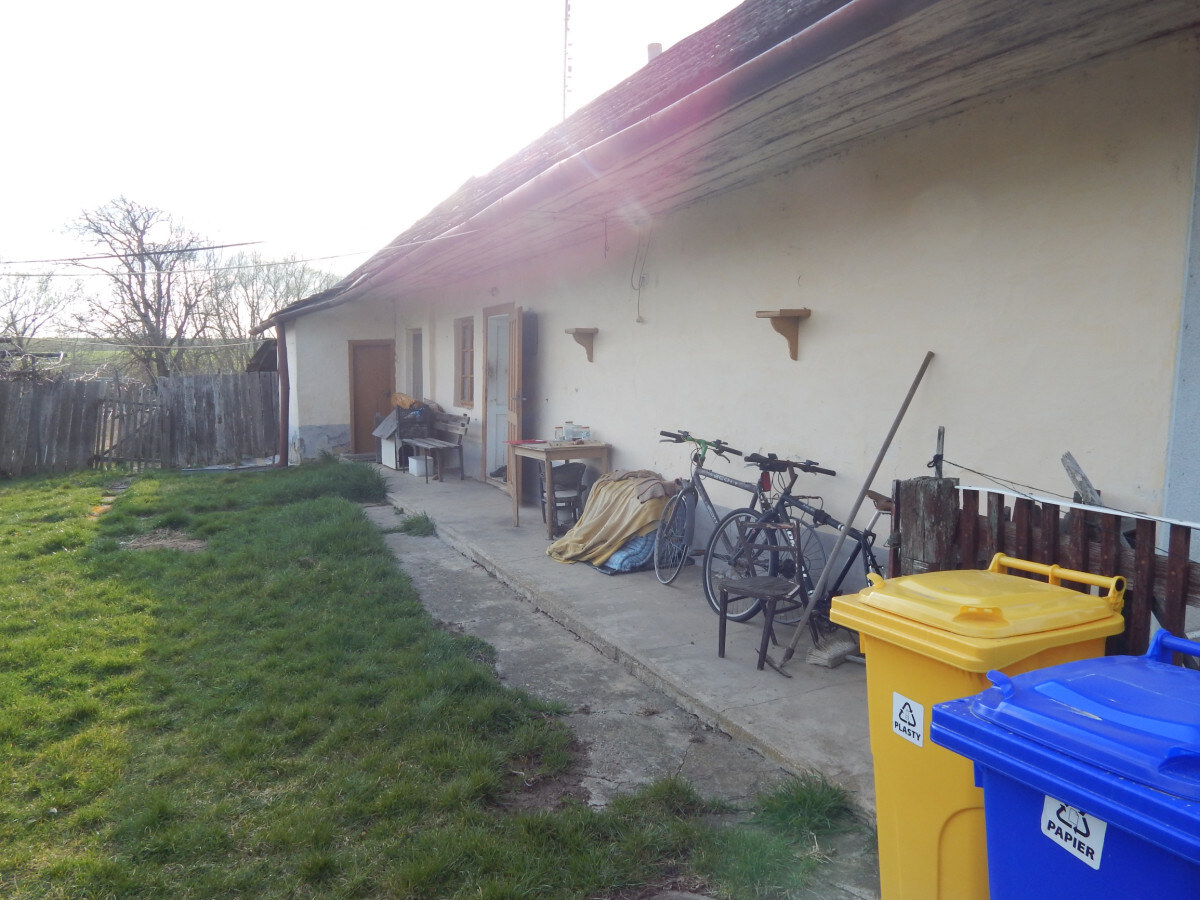 Na predaj dlhý 2 izbový vidiecky dom v Kolte, 20 km od Nových Zámkov. — foto 2