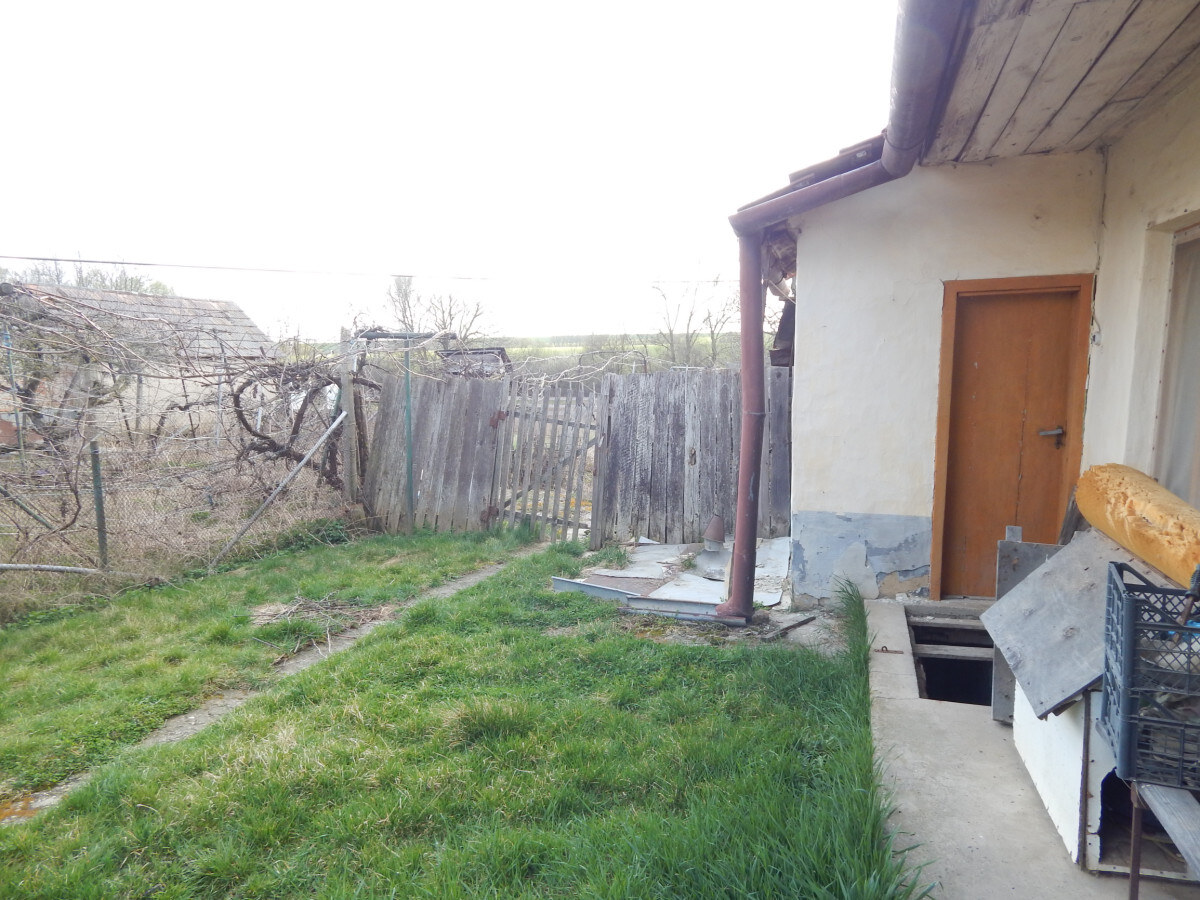 Na predaj dlhý 2 izbový vidiecky dom v Kolte, 20 km od Nových Zámkov. — foto 4