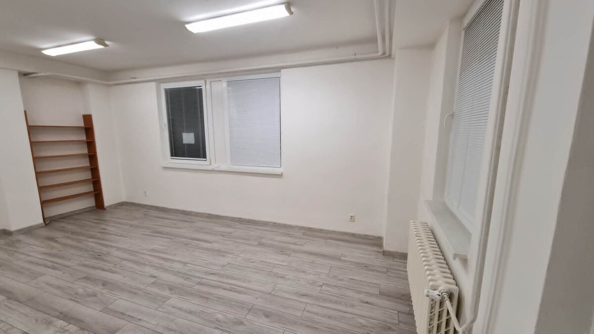 Na prenájom kancelária 28 m2 s parkovaním v centre N. Zámkoch — foto 3