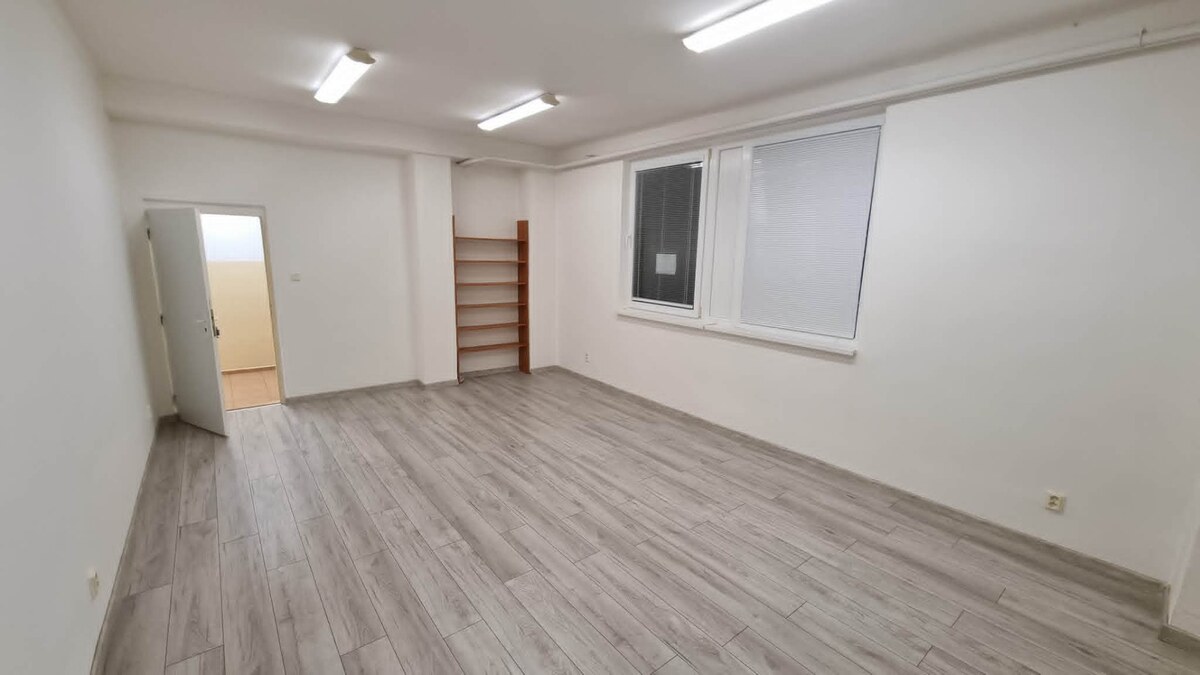 Na prenájom kancelária 28 m2 s parkovaním v centre N. Zámkoch — foto 4