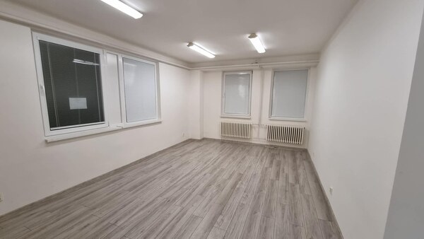 Na prenájom kancelária 28 m2 s parkovaním v centre N. Zámkoch