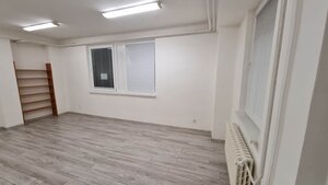 Na prenájom kancelária 28 m2 s parkovaním v centre N. Zámkoch — foto 3